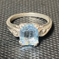 Vintage Designer Signed Avon Ice Blue Emerald Cut Topaz Rng 