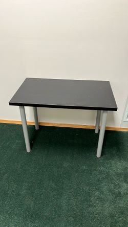 Standard IKEA desk (4x2)