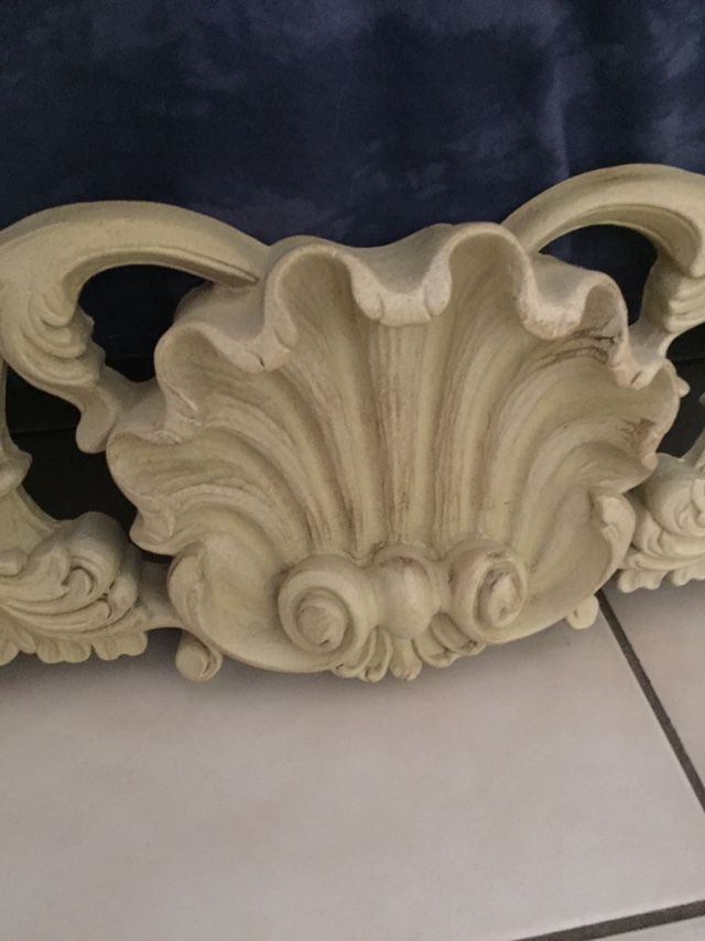 Scroll Appliqué With Ornamental Shell Detail