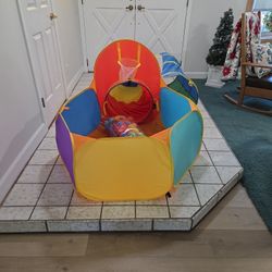 BALL PIT, BASKETBALL HOOP, BALKS AND TUNNELS SEE DESCRIPTION 