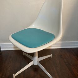 VINTAGE EAMES STYLE SHELL CHAIR