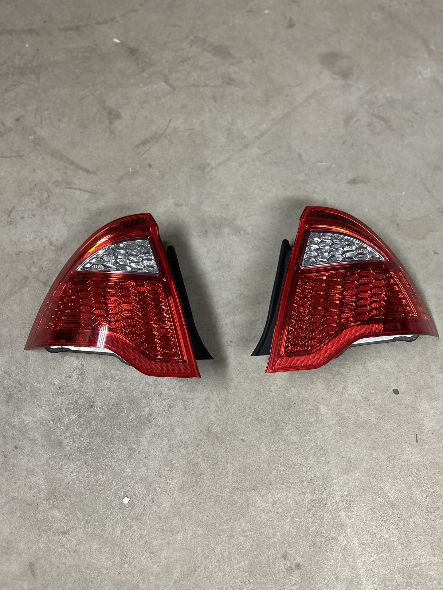 2010-2012 Ford Fusion - Driver and Passenger Side Halogen Tail Light Assembly