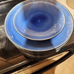 8 LARGE CERAMIC DINNER PLATES