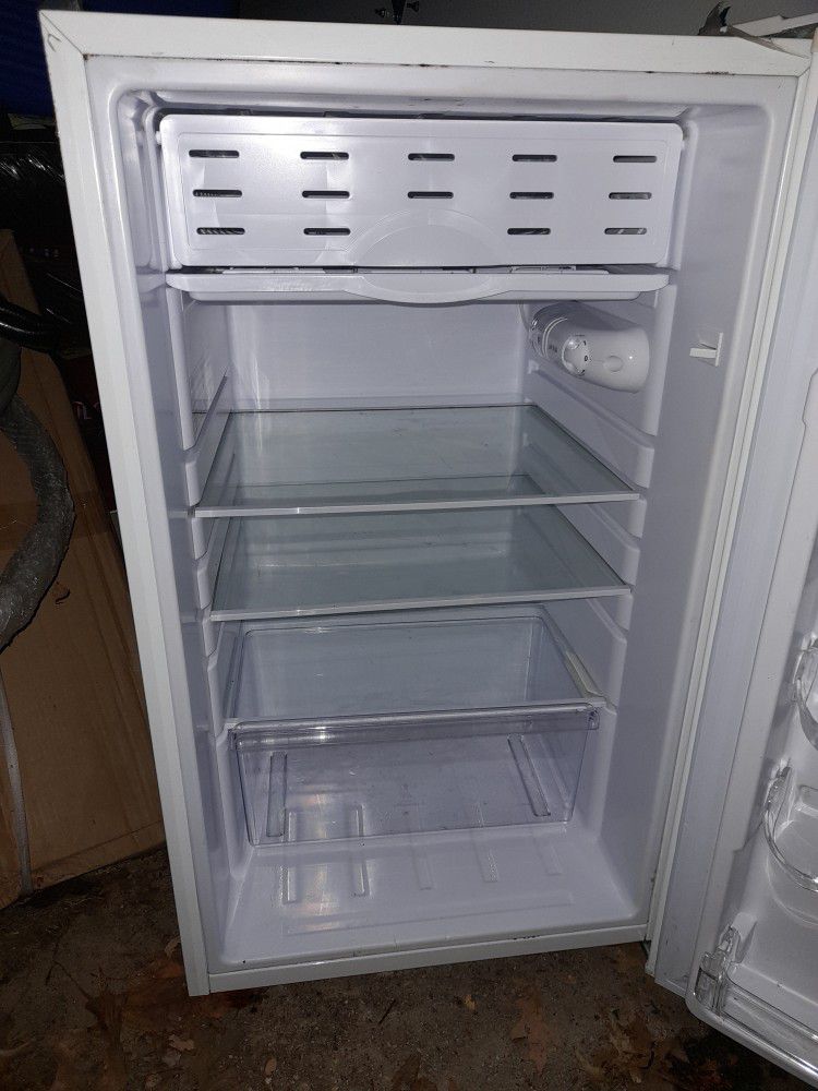 4.4 Cu Ft Magic Chef Compact Refrigerator 