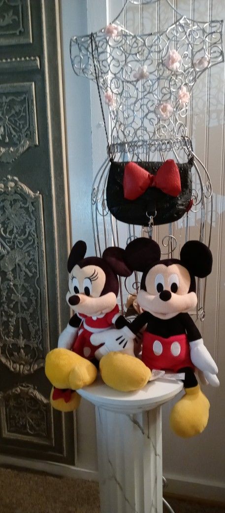 Disney's Mickey Mouse & Minnie Mouse 18"
Minnie Mouse Bag
3 pieces