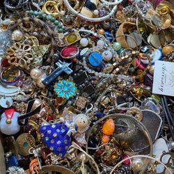 Huge Craft Lot – 25 Pounds of Mixed Fashion Jewelry / Findings