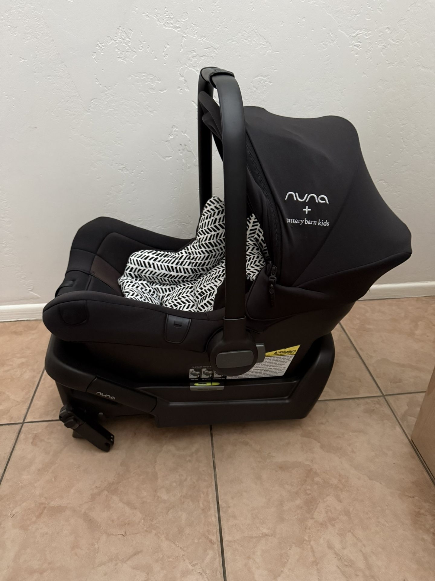 Nuna Pipa Infant Car seat And base