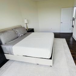 Nearly new Evers handmade tufted wool ivory and silver/ gray area rug 7’6 x 9’6