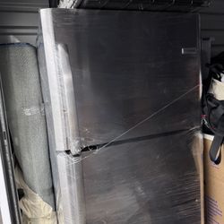 Frigidaire Refrigerator With top Freezer 