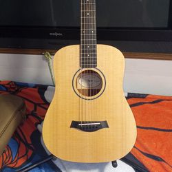 Baby  Taylor  Acoustic Guitar  With  Case Mint Condition  300 Dollars BTI Model 