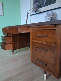 Executive walnut wood desk, Delivery