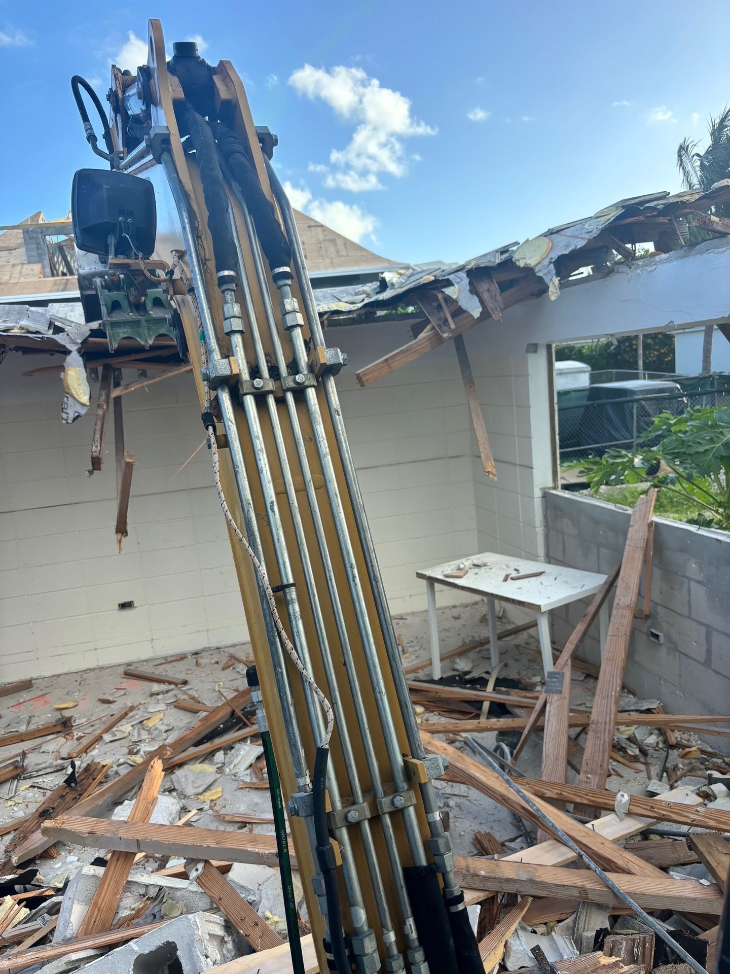 Bobcat Y Camión De Volteo Y Excavator