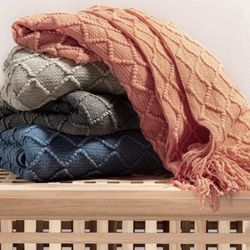  2 Brand New Throw Twin Couch Bed Blanket   Home Decor Desk Table Chair Weights Pictures Mirror Shelves Storage Toys Art Dresser Frames Lamp 