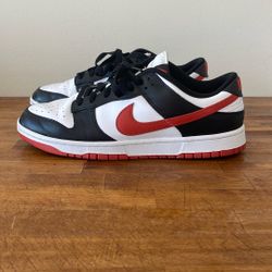 Nike dunk low Size 11.