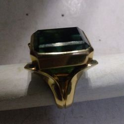18 Karat Gold And Emerald Ring Size 7 1/4 Used
