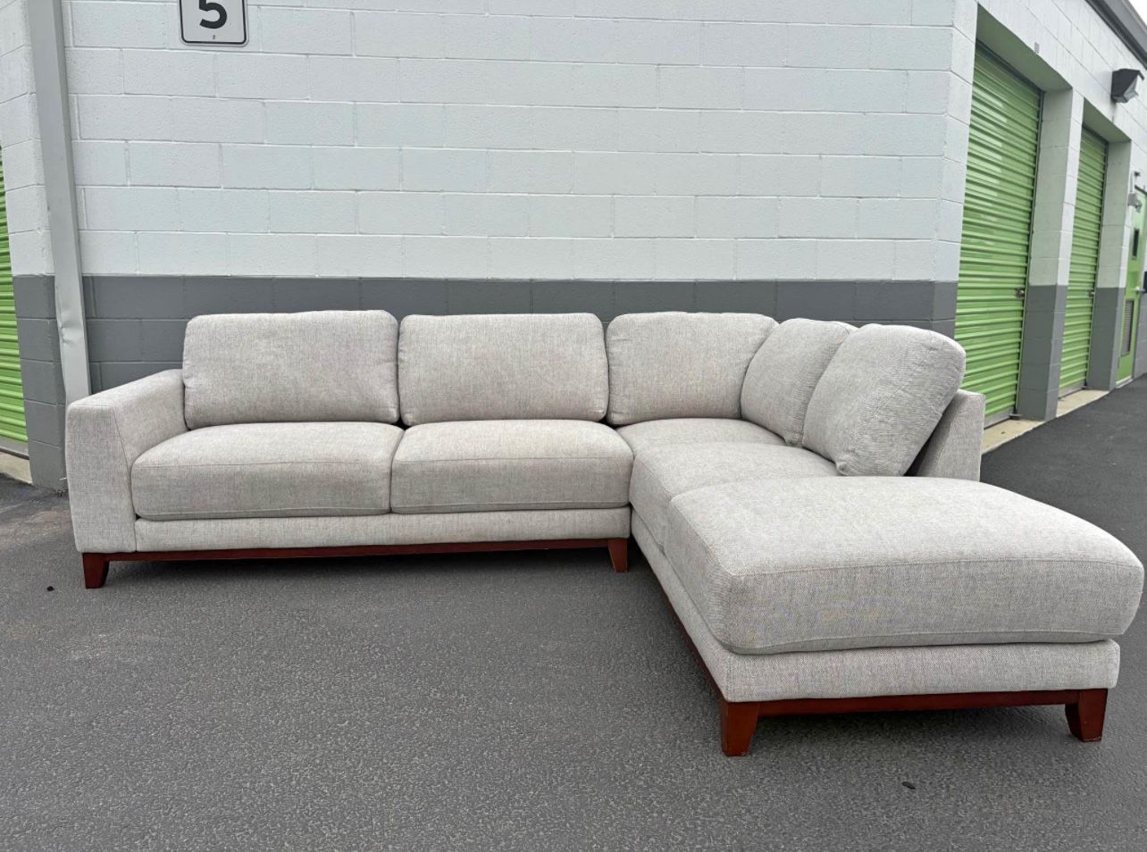 Light Gray sectional - Delivery Available 🚚