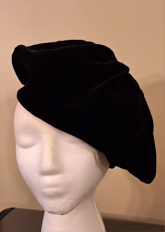 VINTAGE COLLETTE  CATHAY BLACK VELVET BERET 