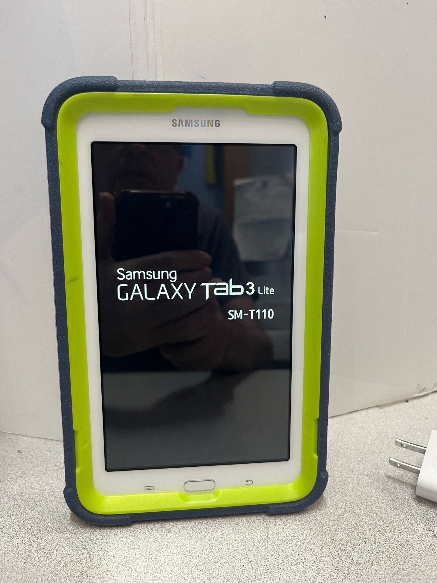 Samsung GALAXY Tab 3 Lite 7” 8GB SM-T110 WiFi Tablet White with defender case