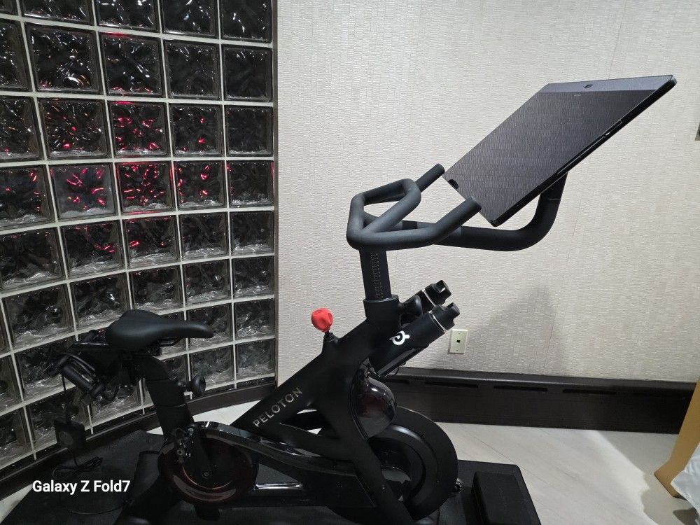 PELOTON Used Like New Cross Traning Bike + Powered By PELOTON iQ
