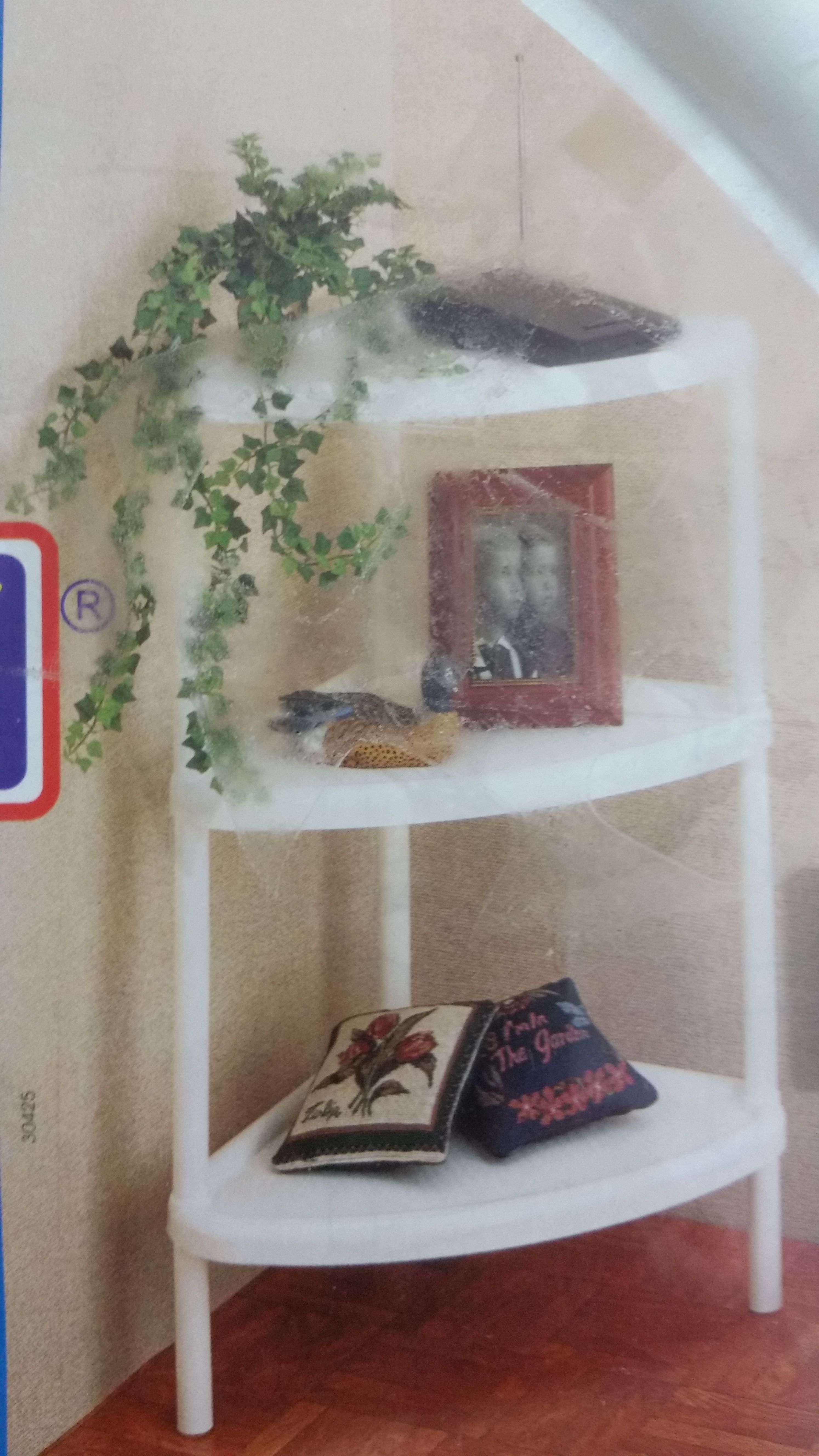 Corner shelf