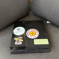 PlayStation 4  (500GB) + 2 Wireless Controllers