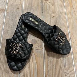 NEW Women’s Faux Leather Quilted Fashion Slip On Sandal Size 40 