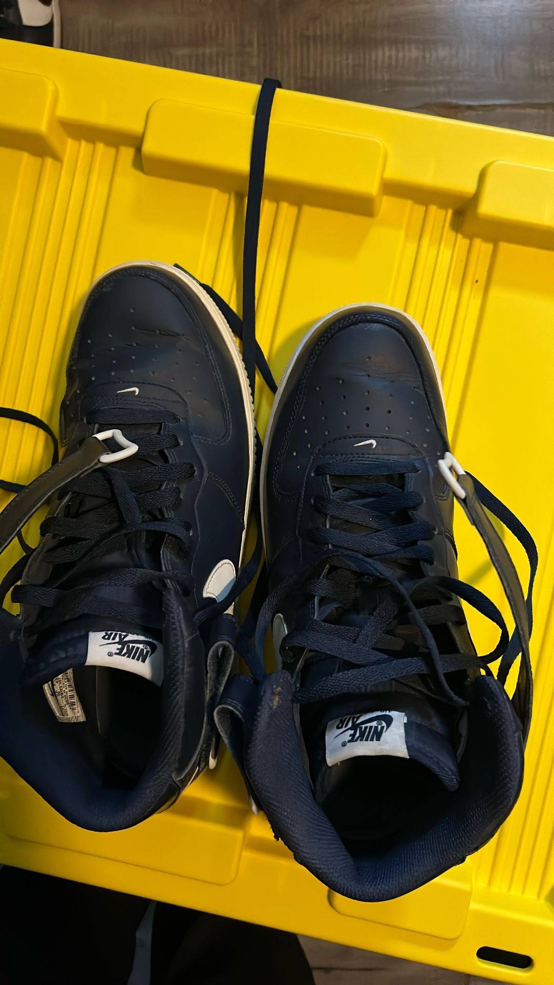 Nikes mid