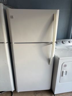 Kenmore Top-Freezer Refrigerator White