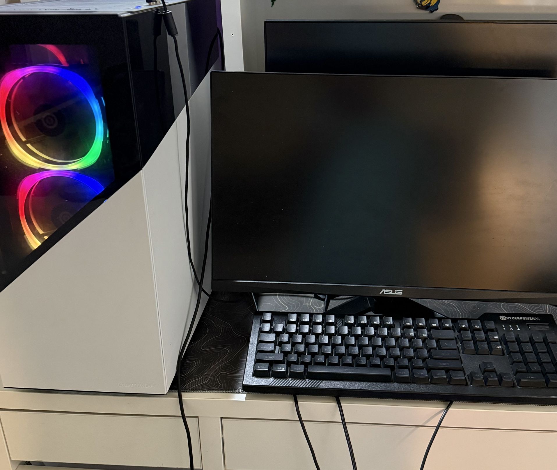 CyberPower Pc White/Black , Asus Gaming 165hz Monitor, Cyberpower Keyboard (Read Description)