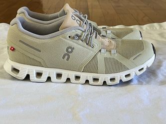 ON Women’s CLOUD 5 Running Shoes SZ 8.5(Used)