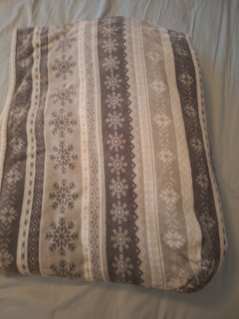 JCP North Pole Trading Co. Queen Polyester Throw Winter Snowflakes 