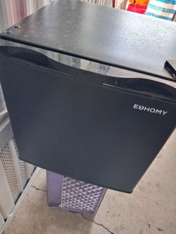 Mini fridge in excellent working condition it as connected u can see its working excellent