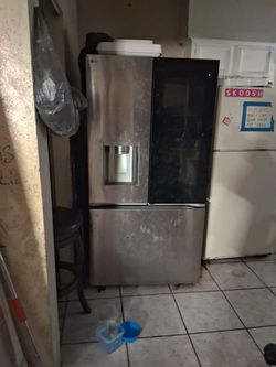 LG Fewnch Door Style Refrigerator with Instaview Window