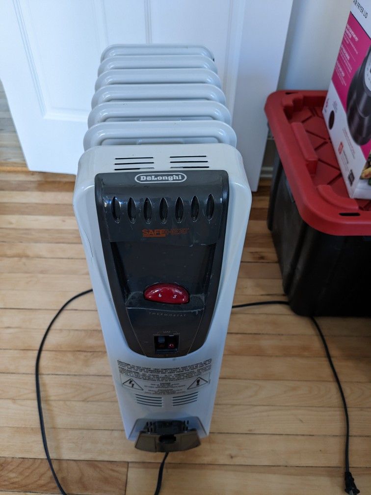 Delonghi EW6507L Oil Filled Electric Heater (White) 1500W