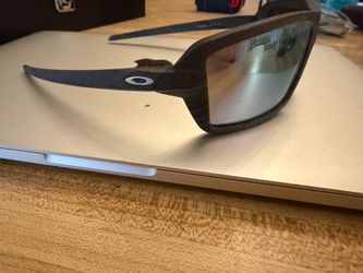 Men’s Oakley’s sunglasses