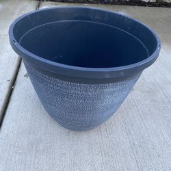 Plastic flower pot
