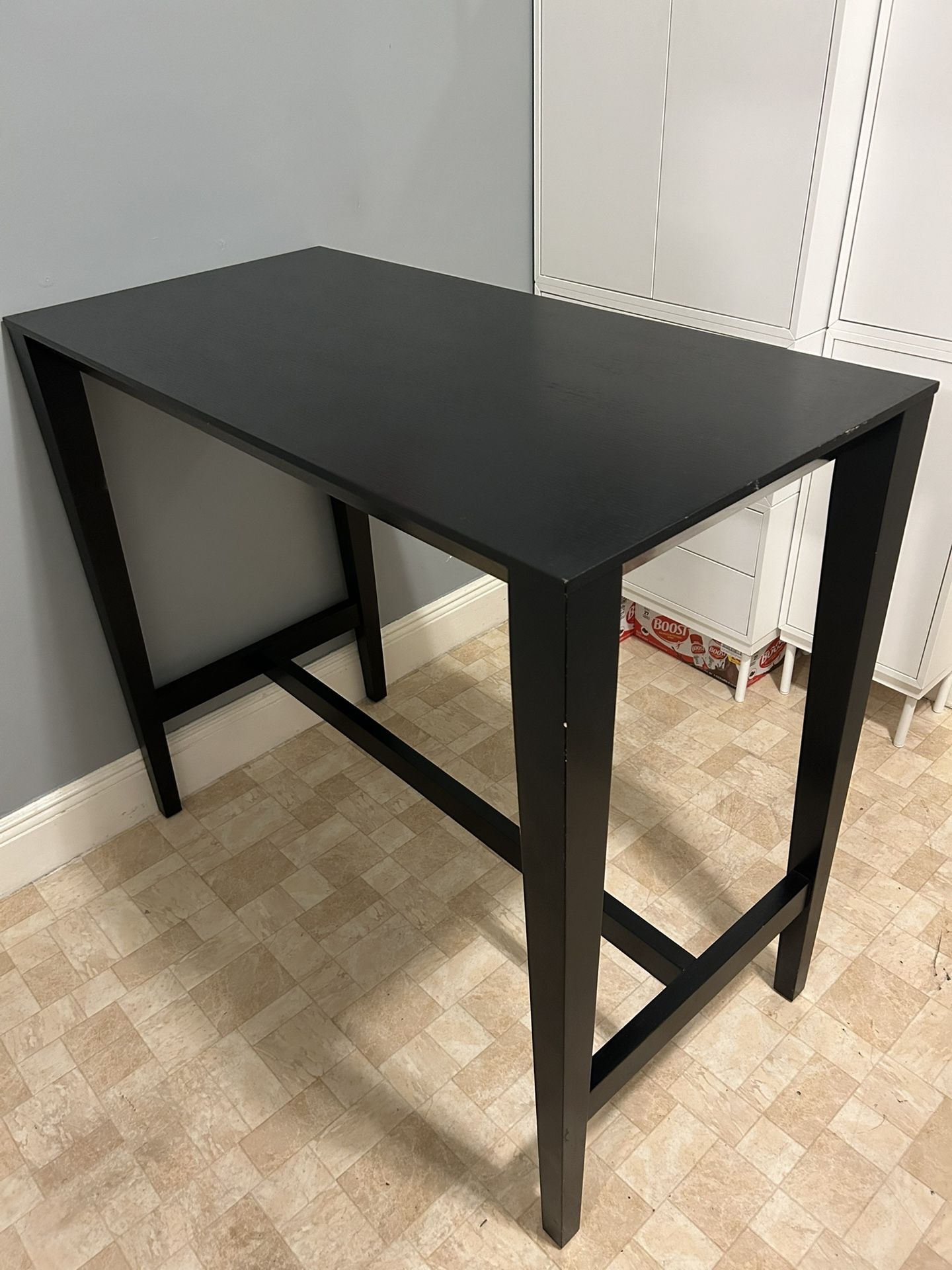 Crate & Barrel Kitchen Bar Table High With 4 Delta Aluminum Bar Chairs & Glass Top