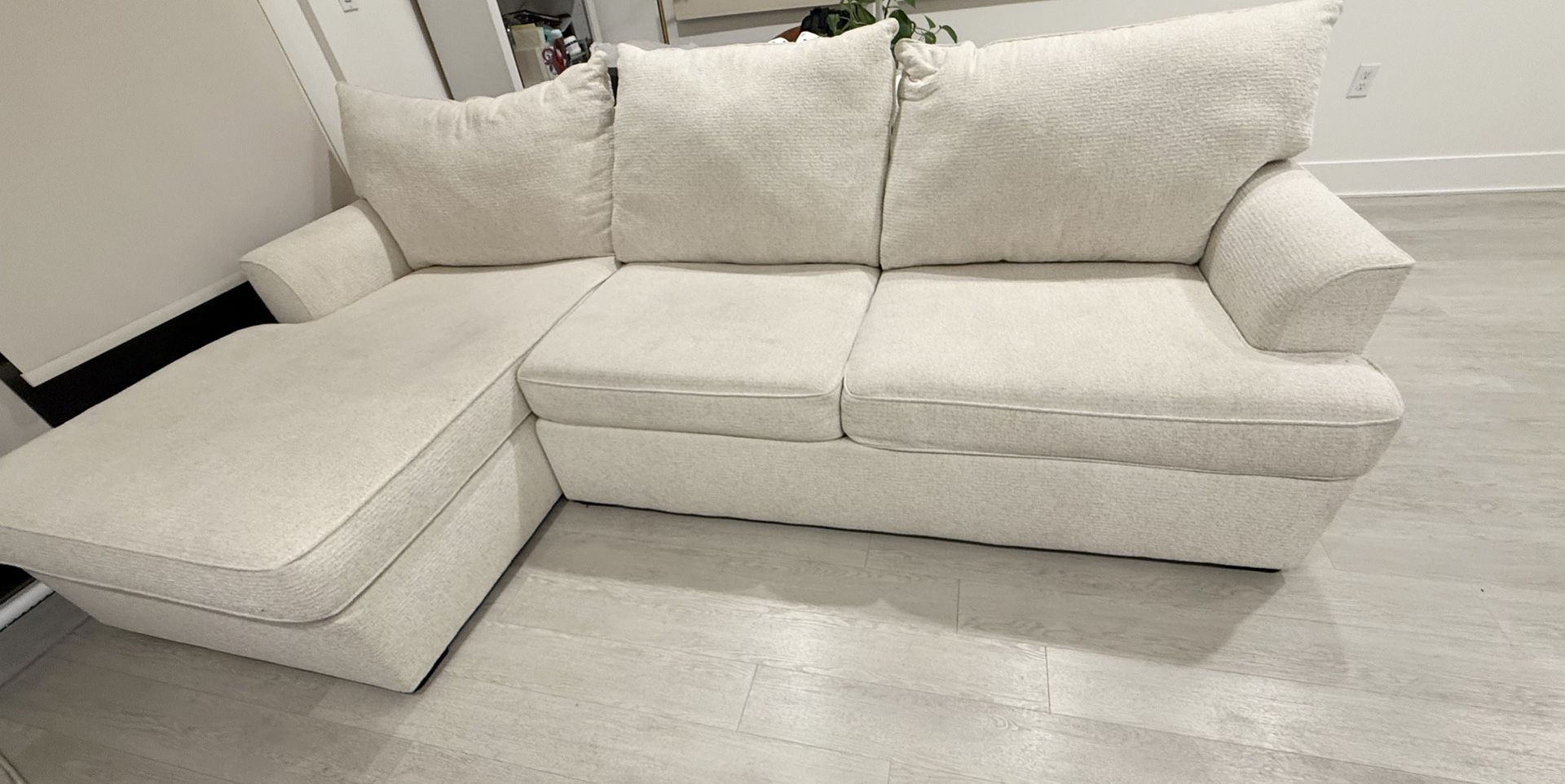 WHITE COUCH WITH SLEEPER