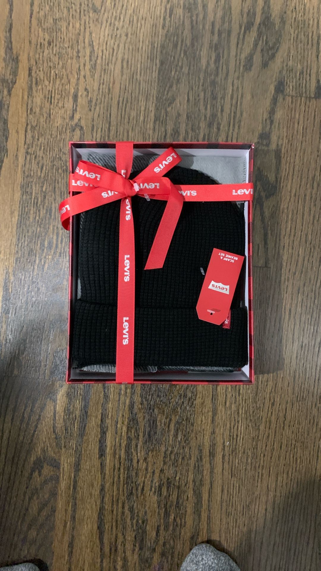 Levi’s Scarf & Beanie Set