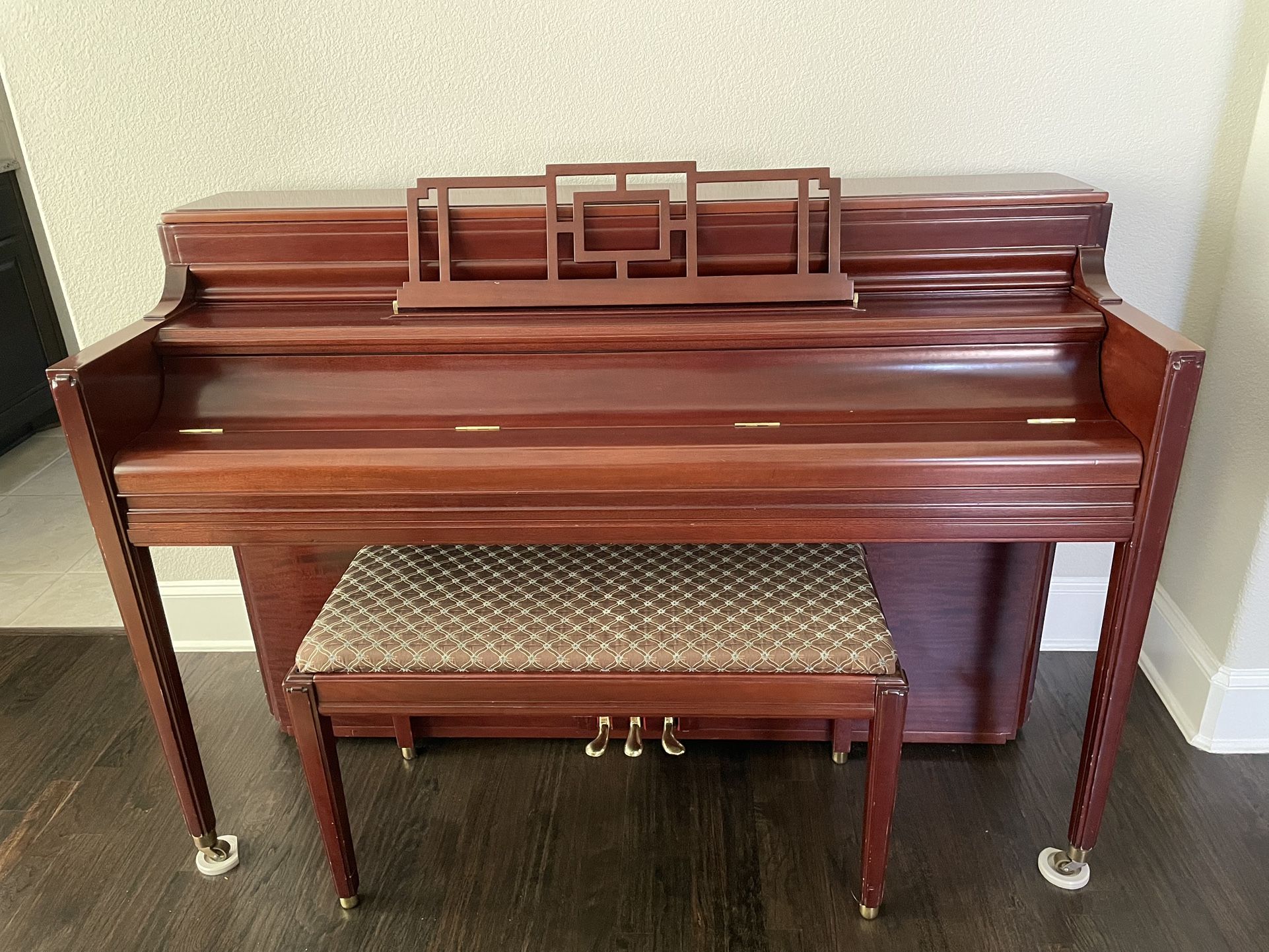 🎹 Upright Piano for Sale – Excellent Condition! 🎶