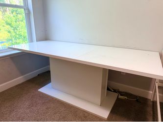 Beautiful white dining table very stylish Adjustable. Almost FREE