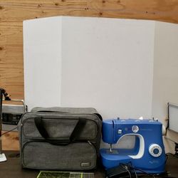 Singer Sewing Machine Model M3330 with Accessories and 97 Stitch Applications.  Excellent condition