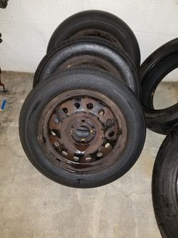 FORD FOCUS 2004. (3) steel rims, and (4) HUBCAPS