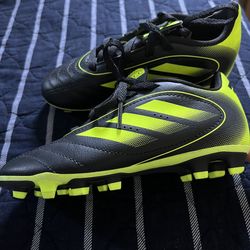 Soccer shoes