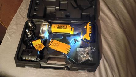 DeWalt Expander comes with 2 bits 1/2 .3/4. & Battery charger + hard case.