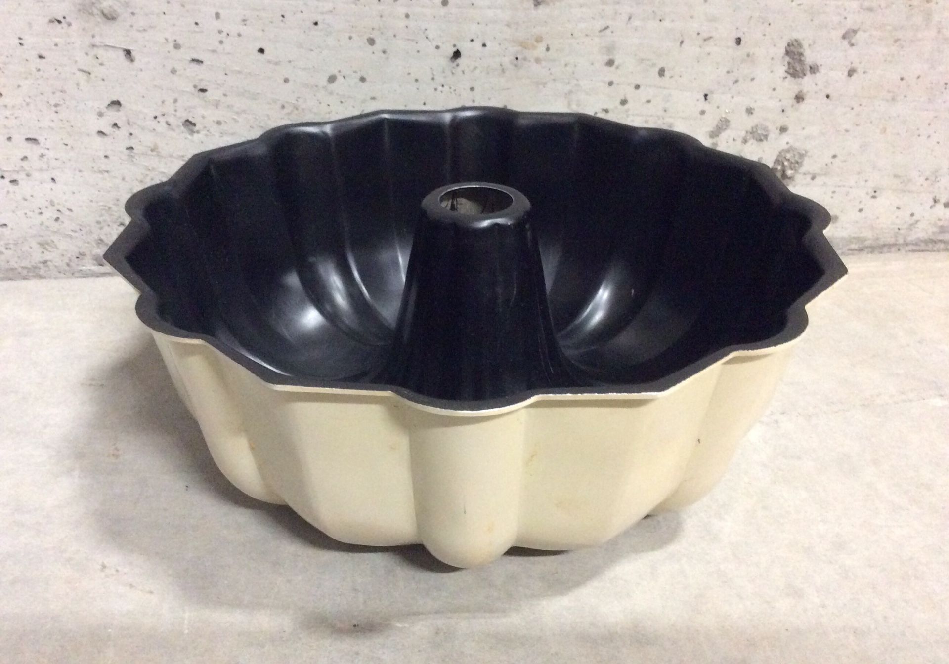 Metal Bundt Cake Pan ( 10” wide / 4” deep )