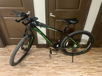 Schwinn adult mountain bike