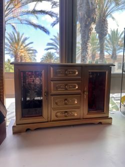 Jewelry box