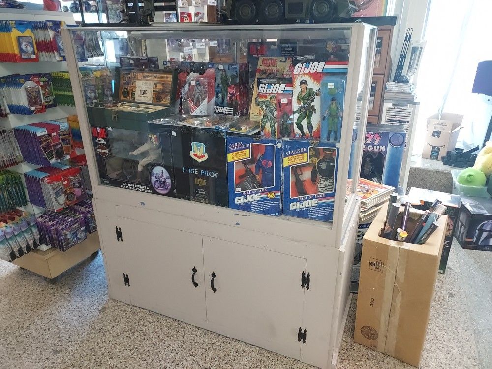 DISPLAY CASE WITH BOTTOM STORAGE