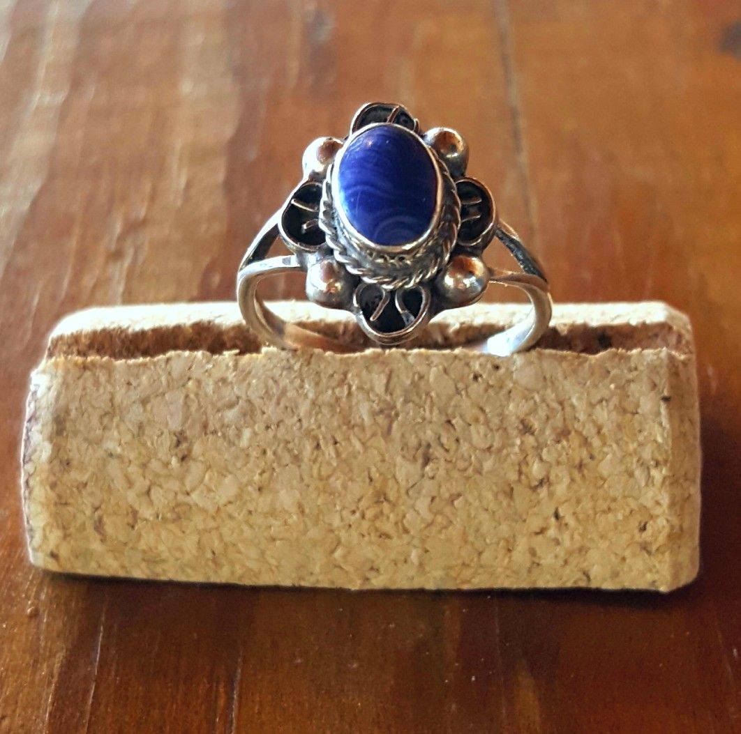 *Estate Find* Sterling silver and lapis ring - size 7.5